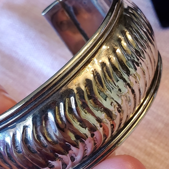 Silver Tone Hand Made in India Ribbed Metal cuff - Picture 5 of 6